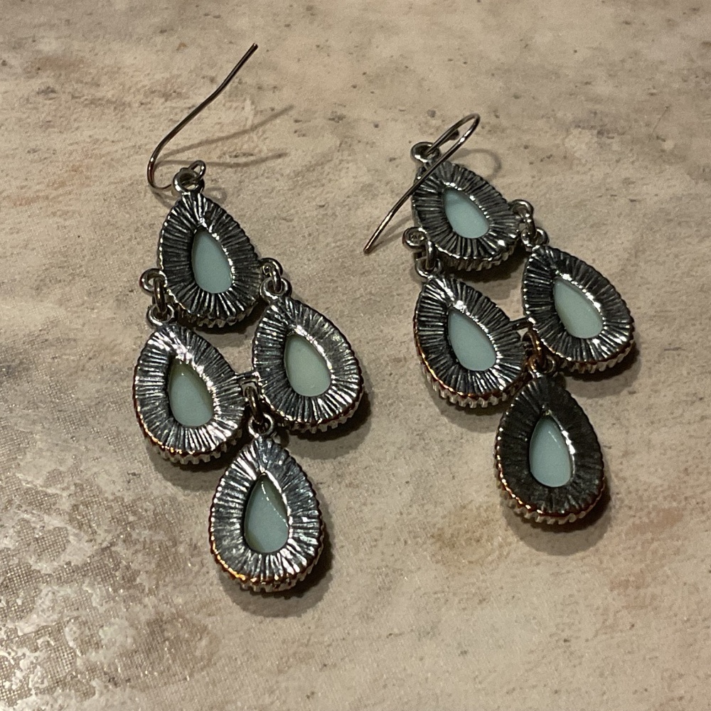 Teardrop dangle earrings pierced silvertone faceted pale blue stones 2.25” - Picture 3 of 8